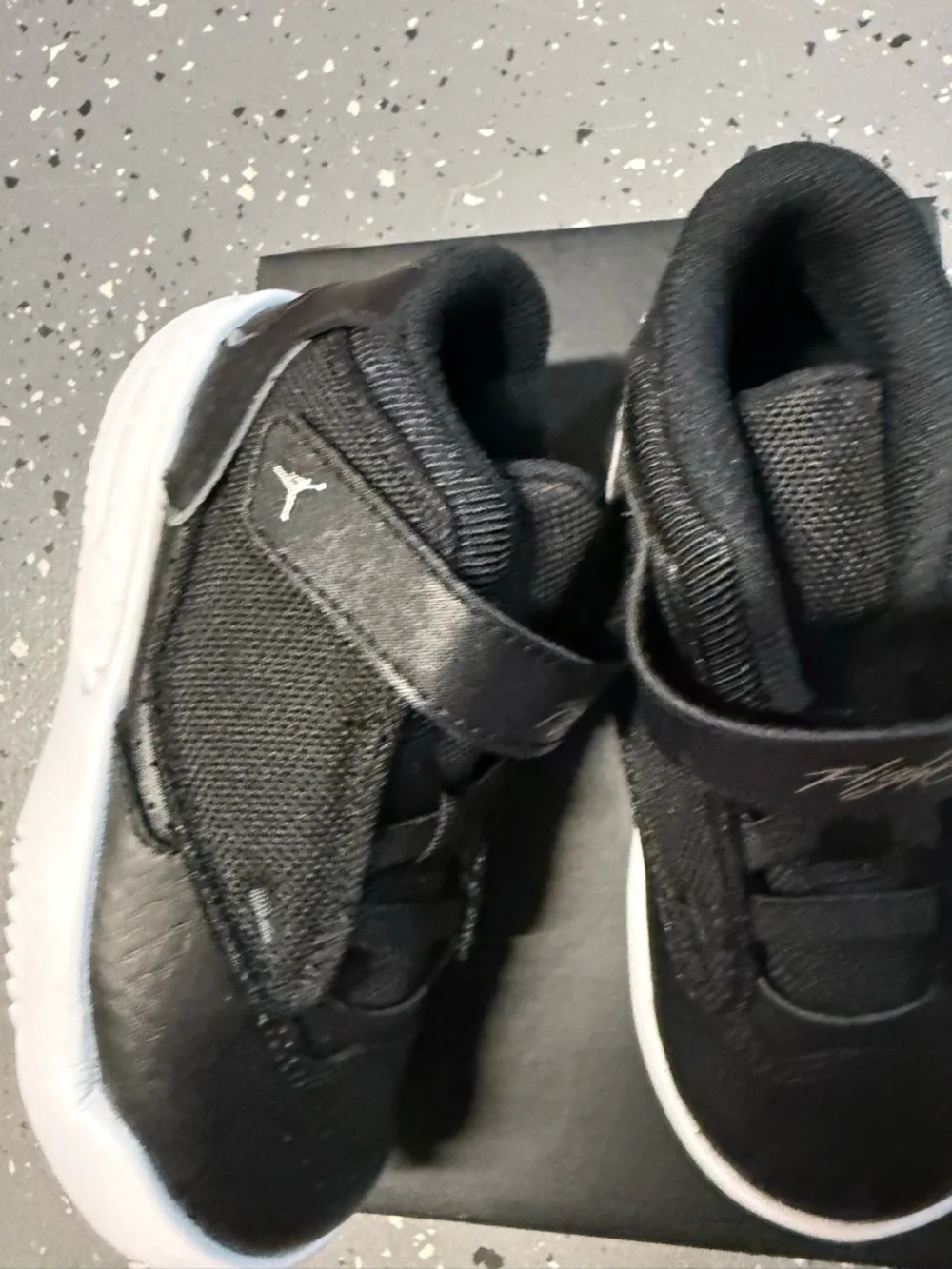 New boys Sz 9 Jordan Kids' Black & White Strap Shoes - Picture 5 of 7